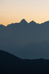 Obraz premium A beautiful view of Garhwal mountain range during the sunset from the outskirts of Chopta, Uttarakhand