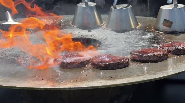Burger grillen auf der Feuerplatte 