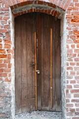 Alte Holztür mit Vorhängeschloss