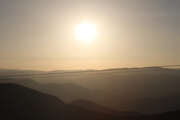 montagnes dégradé au coucher du soleil