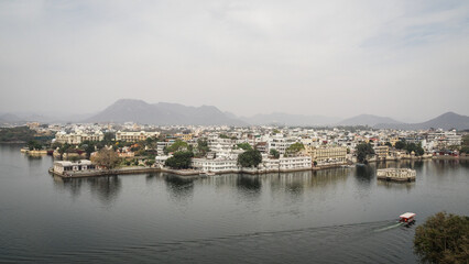 Fototapeta premium The landscape of Lake Pichola in Udaipur, India