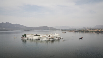 Fototapeta premium The landscape of Lake Pichola in Udaipur, India