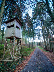 Hoch und Jägersitz am Waldrand