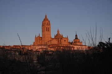 Fototapeta premium Catedral de Segovia in the sunset