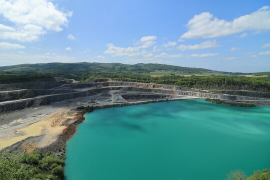 Blick auf die "Blaue Lagune" in einem Steinbruch der Stadt Balve im Sauerland	