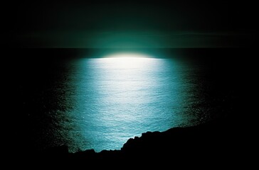 Fototapeta premium 夜空に浮かぶ神秘的な光の帯が映し出される静かな海の風景
