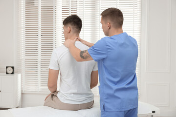 Obraz premium Osteopath working with patient in clinic. Manual therapy
