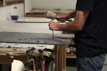 detailaufnahme von einem Holzschnitt als vorbereitung für einen Kunstdruck