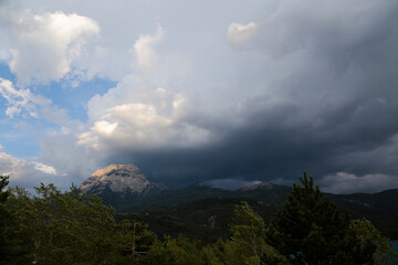 Landschaft am Lac de Serre Poncon, Alpen in Frankreich mit blick auf dem Pic de Morgon