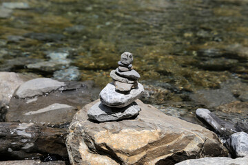 Steinpyramide an einem Bach in den französischen Alpen