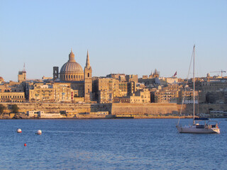Obraz premium The skyline of Valletta, the capital city of Malta, at sunset