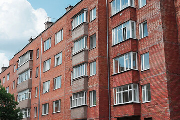 Naklejka premium Residential brick apartment building with multiple windows