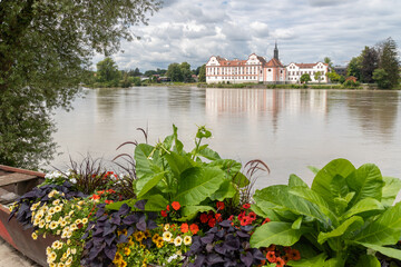 Blick von Schärding auf das Schloss Neuhaus am Inn