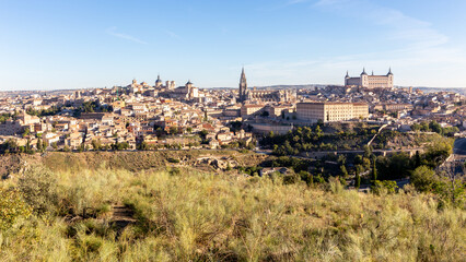 Obraz premium Toledo (Spain), landscape of the medieval city with Alcazar of Toledo, Toledo Cathedral, churches and residential buildings on a hill seen from Mirador del Valle.