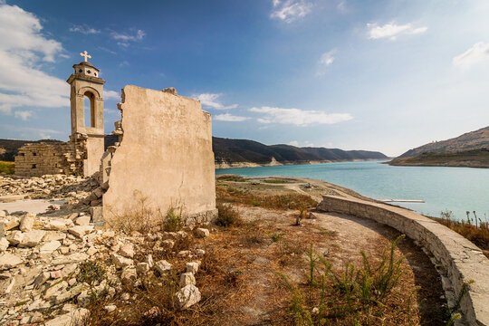 Verlassene Kirchenruine in Alassa in Zypern &ndash; Dramatische Landschaft mit historischem Charme