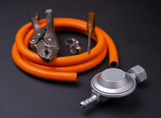 Reducer, hose and keys for mounting the gas cylinder.