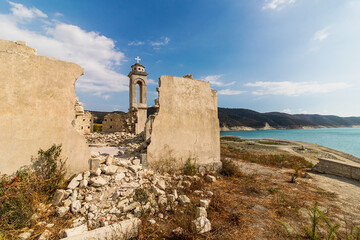 Verlassene Kirchenruine in Alassa in Zypern – Dramatische Landschaft mit historischem Charme