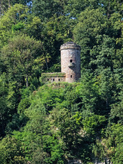 Blick auf den oberhalb der Stadt Bad Karlshafen auf den Hessischen Klippen gelegenen Aussichtsturm...