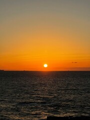 夕日が落ちる地平線と海
