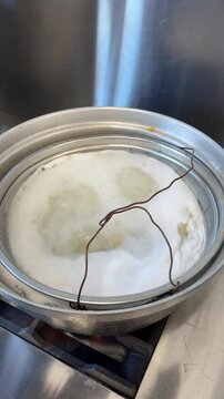 そば打ち体験　大鍋で茹でる調理