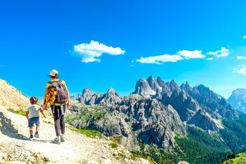 Fototapeta premium Tourists hiking on the tre cime di lavaredo trail in the italian dolomites
