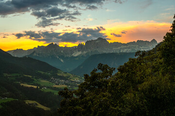 Obraz premium Golden sunset illuminating the majestic dolomites in summer, italy