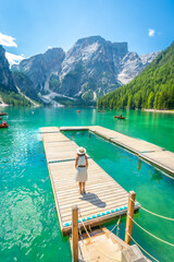 Obraz premium Tourist enjoying the breathtaking view of lake braies in the dolomites, italy