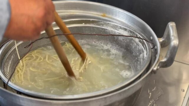 そば打ち体験　大鍋で茹でる調理