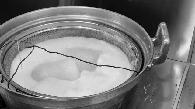 そば打ち体験　大鍋で茹でる調理