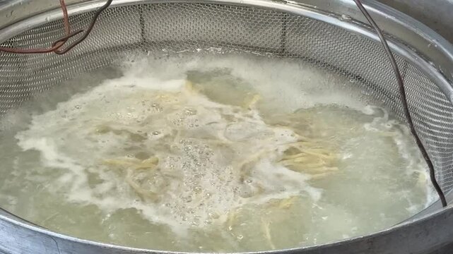 そば打ち体験　大鍋で茹でる調理