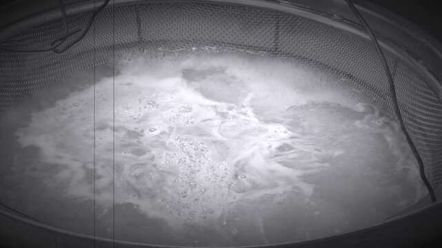 そば打ち体験　大鍋で茹でる調理
