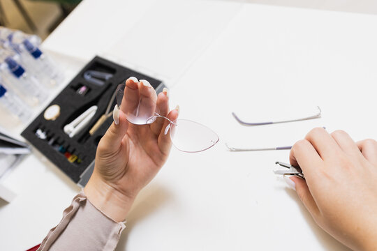 he Story Behind a Pair of Eyeglasses