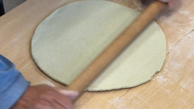 蕎麦教室　蕎麦を打つ　練り玉の丸出し