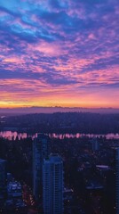 Obraz premium A stunning sunset over a city skyline with vibrant purple hues.