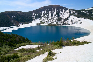 Obraz premium 福島の西吾妻連峰、家形山中腹から望む五色沼と一切経山