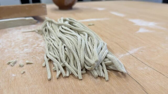 蕎麦打ち教室　そば切り包丁で蕎麦切り