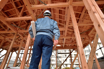 住宅建築工事を点検する設計エンジニア