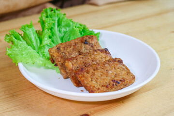 Tempe bacem is a processed tempe that comes from Central Java. Has a distinctive sweet taste because it uses palm sugar. Actually baceman is a technique of preserving food naturally.
