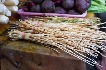 Blady Grass or Cogon Grass. Indonesian people call it alang alang roots (alang alang roots) for medicine, sold in traditional markets.