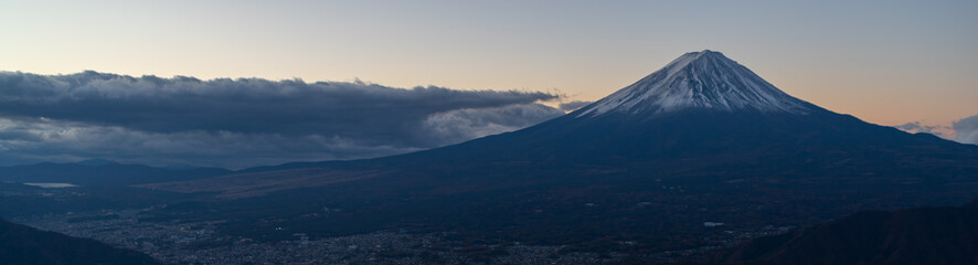 夜明けを迎える新道峠から眺める美しい富士山