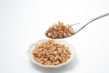 皿盛りされた大豆ミートが白背景に置かれた様