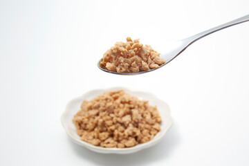 皿盛りされた大豆ミートが白背景に置かれた様