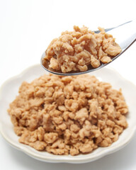 皿盛りされた大豆ミートが白背景に置かれた様