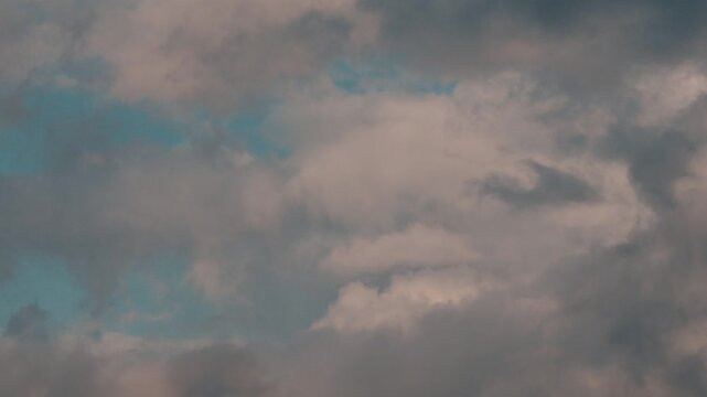 冬空を流れる雲