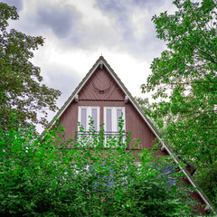 Ein Haus im Wald.