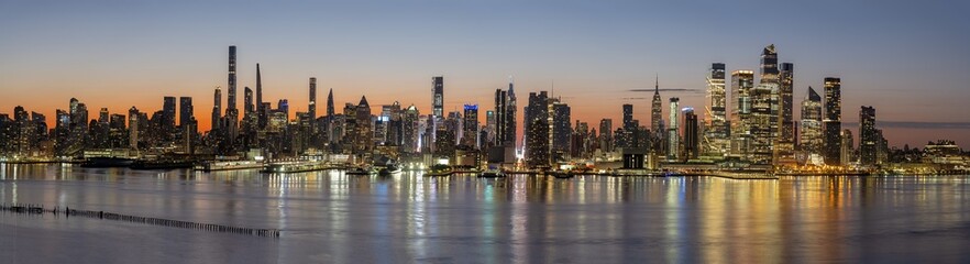 Obraz premium Panorama of the skyline of Midtown Manhattan in New York before sunrise seen from Weehawken, New Jersey