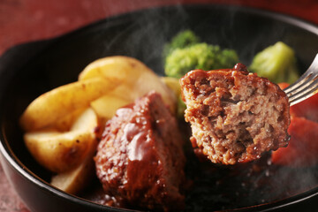 皿盛りしたジューシーで美味しそうなハンバーグ