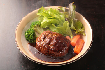 皿盛りしたジューシーで美味しそうなハンバーグ
