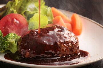 皿盛りしたジューシーで美味しそうなハンバーグ