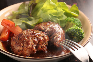 皿盛りしたジューシーで美味しそうなハンバーグ